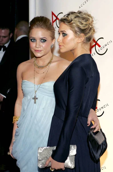 Mary Kate Olsen Visel Dior Ashley Olsen Viselése Calvin Klein — Stock Fotó