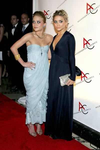 Mary Kate Olsen Vestindo Dior Ashley Olsen Vestindo Calvin Klein — Fotografia de Stock