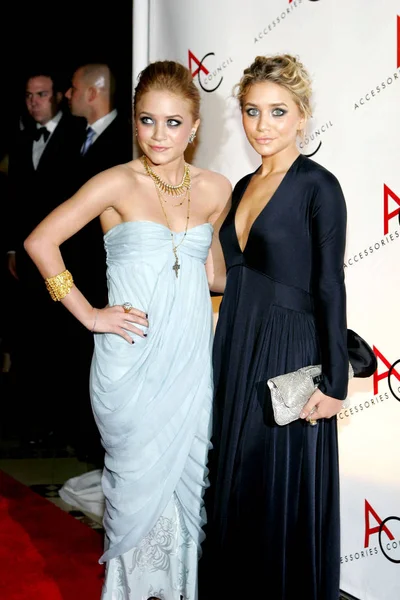 Mary Kate Olsen Visel Dior Ashley Olsen Viselése Calvin Klein — Stock Fotó