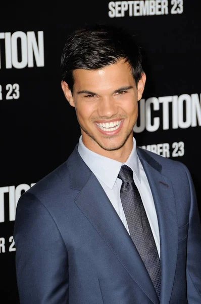 Taylor Lautner Arrivals Abduction Premiere Grauman Chinese Theatre Los Angeles — Stock Photo, Image