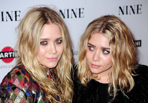 Mary-Kate Olsen, Ashley Olsen at arrivals for New York Premiere of NINE, The Ziegfeld Theatre, New York, NY December 15, 2009. Photo By: Gregorio T. Binuya/Everett Collection