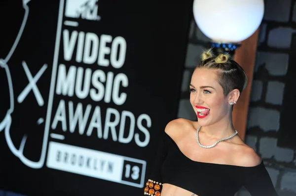 Mtv Video Müzik Ödülleri Için Gelenler Miley Cyrus 2013 Vmas — Stok fotoğraf