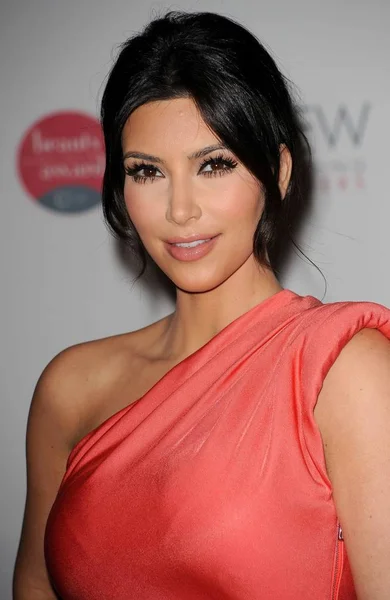 Kim Kardashian Las Llegadas Para 2010 Cew Beauty Awards Luncheon — Foto de Stock