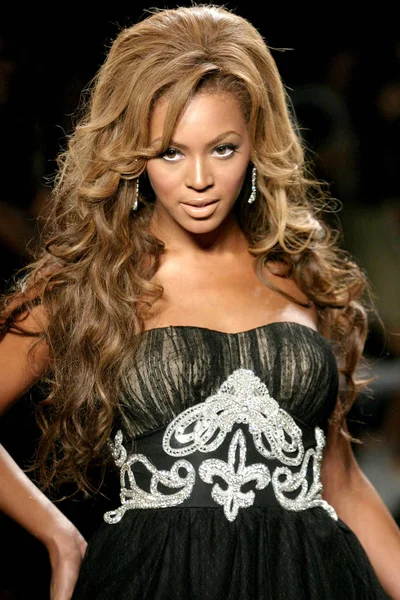 Beyonce Fashion Relief Bryant Park Nueva York Septiembre 2005 Foto — Foto de Stock