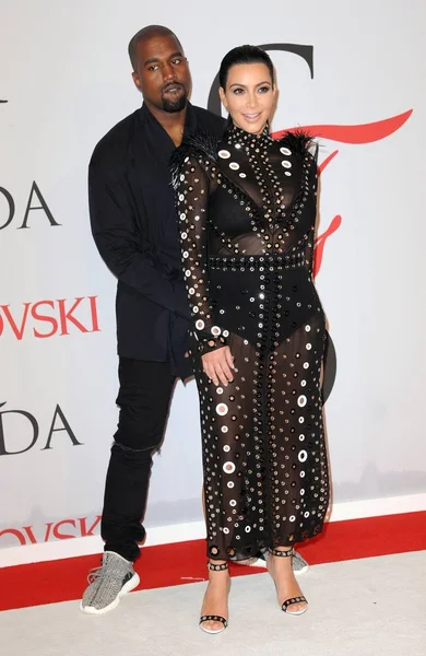 Kanye West Kim Kardashian West Arrivals 2015 Cfda Fashion Awards —  Fotos de Stock
