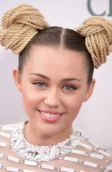 Miley Cyrus Bei Der Ankunft Für Eine Sehr Murray Weihnachtspremiere — Stockfoto