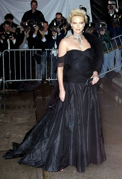 Herečka Charlize Theron Připlouvá Večírku Kostýmů Roku Met Dubna 2004 — Stock fotografie