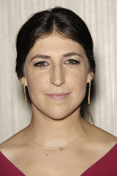 Mayim Bialik Při Příjezdu Ročními Režiséři Cechovní Excelenci Produkci Designu — Stock fotografie