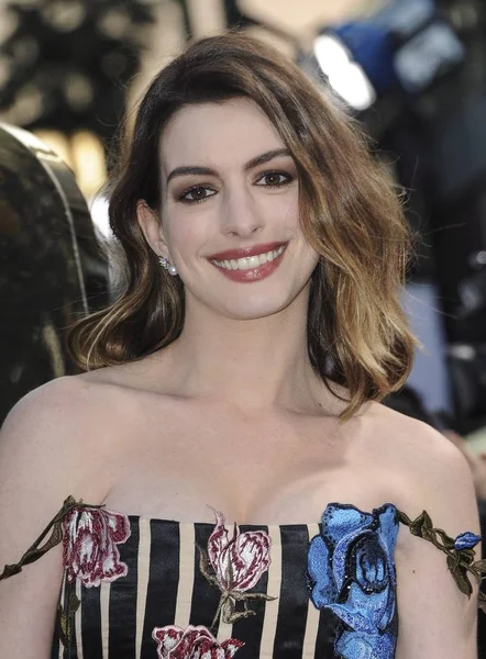 Anne Hathaway Saat Kedatangan Alice Looking Glass Premiere Capitan Theatre — Stok Foto