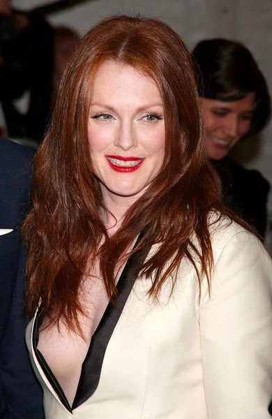 Julianne Moore Poiret Için Gelenler Moda Kralı Metropolitan Müzesi Sanat — Stok fotoğraf