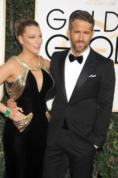 Blake Lively Ryan Reynolds Agli Arrivi 74Th Annual Golden Globe — Foto Stock