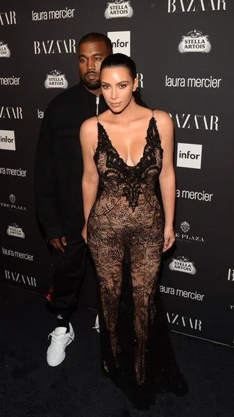 Kim Kardashian Kanye West Vid Ankomster För Harper Bazaar Firar — Stockfoto