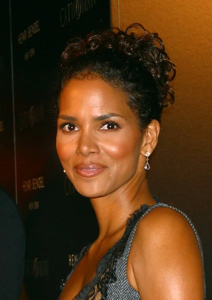 Halle Berry Henri Bendel Warner Brothers Purr Fect Catwoman Event — ストック写真