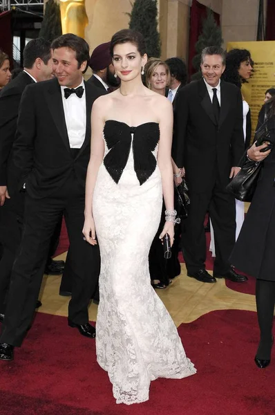 Anne Hathaway Vestindo Valentino Chegadas Para 79Th Annual Academy Awards — Fotografia de Stock