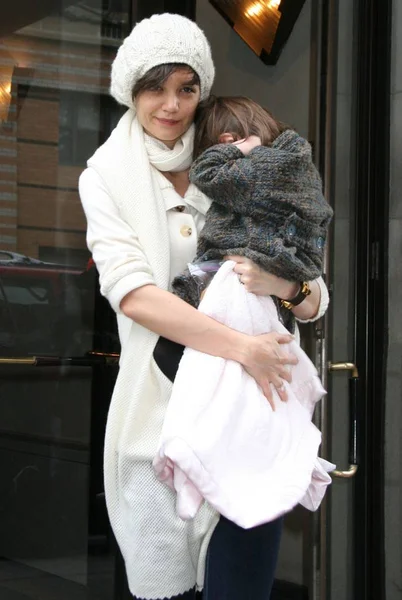 Katie Holmes Daughter Suri Cruise Out Katie Holmes Her Way — Stock Photo, Image