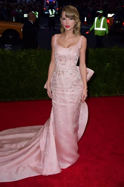 Taylor Swift Mengenakan Gaun Oscar Renta Pada Saat Kedatangan Charles — Stok Foto