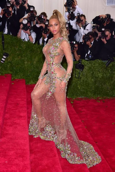 Beyonce Trägt Maßgeschneiderte Givenchy Haute Couture Bei Der Ankunft Für — Stockfoto