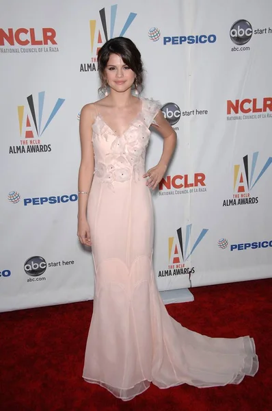 Selena Gomez (Tracy Reese elbisesi giyiyor) Nclr için gelenler 2009 Alma Ödülleri, Royce Hall Ucla Kampüsü, Los Angeles, Ca Eylül 17, 2009. Fotoğraf: Michael Germana / Everett Koleksiyonu