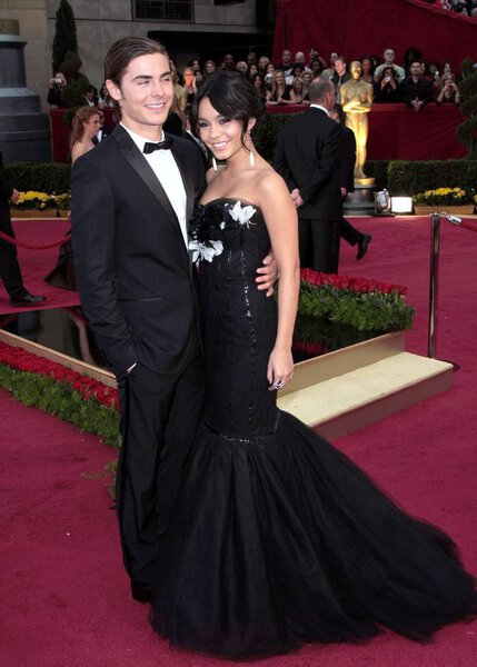 Zac Efron, Vanessa Hudgens (wearing a Marchesa gown) at arrivals for 81 Annual Academy Awards - ARRIVALS, Kodak Theatre, Los Angeles, CA 2 / 22 / 2009. Фото: James Amherst / Everett Collection
