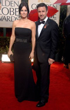 Courteney Cox (Victoria Beckham elbisesi giyiyor), David Arquette 67 Yıllık Altın Küre Ödülleri için gelenler - Gelenler, Beverly Hilton Hotel, Beverly Hills, Ca Ocak 17, 2010. Fotoğraf: Dee Cercone /Everett Collection
