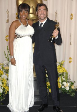 Jennifer Hudson (Roberto Cavalli elbise giyiyor) , Javier Bardem (kazanan, En İyi Yardımcı Erkek Oyuncu, No Country For Old Men, Prada takım elbise giyiyor), Basın Odası için basın odasında - 80 Yıllık Akademi Ödülleri Oscar Töreni, Kodak Tiyatrosu, Los An