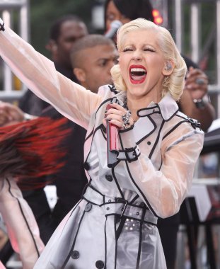 Christina Aguilera ve Christina Aguilera, Midtown Manhattan, New York, NY 9 Haziran 2010 ile erken Show konser CBS için sahnede. Fotoğraf: Rob kim/Everett Collection