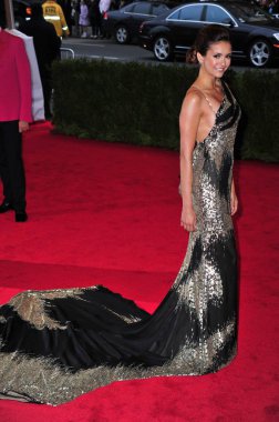 Nina Dobrev (Donna Karan elbisesi giyiyor) Schiaparelli ve Prada için gelenler: Imkansız sohbetler-Metropolitan Museum of Art 's 2012 Kostüm Enstitüsü Gala yararı-Bölüm 2, Metropolitan Sanat Müzesi, New York, NY Mayıs 7, 2012. Fotoğraf: GRE