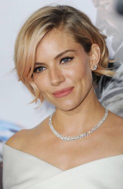 Sienna Miller (Harry Winston kolye giyiyor) Amerikan Sniper Premiere için gelenler, Lincoln Center Fredrick P. Rose Hall Caz, New York, Ny Aralık 15, 2014. Fotoğraf: Kristin Callahan / Everett Koleksiyonu