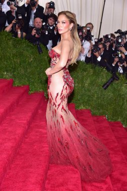 Jennifer Lopez (Versace giyiyor) 'China için gelenler: Looking Glass aracılığıyla' Açılış Gecesi Met Gala - Bölüm 3, Metropolitan Museum of Art Kostüm Enstitüsü, New York, Ny Mayıs 4, 2015. Fotoğraf: Gregorio T. Binuya / Everett Koleksiyonu