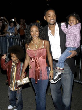 Will Smith ve eşi Jada Pinkett Smith, çocuklarıyla birlikte 27 Eylül 2004 'te Central Park, New York' taki Delacorte Tiyatrosu 'nda Sharkspeare In The Park' ta Shark Tale 'in galası var. (Fotoğraf: S.Sarac / Everett Koleksiyonu)
