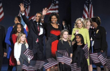 Malia Obama, ABD Cumhurbaşkanı seçilmiş senatör Barack Obama, eşi Michelle Obama, Sasha Obama, Jill Biden, Joe Biden Barack Obama ABD cumhurbaşkanlığı seçimi zafer konuşma ve kutlama, Grant Park, Chicago, IL, 04 Kasım 2 için bir kamu görünümü