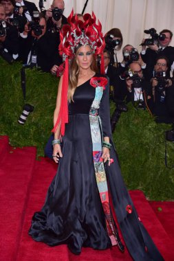 Sarah Jessica Parker (o Co-H&M ile tasarlanmış bir elbise giyiyor, ve bir Philip Treacy Headdress) ' Çin için gelenler: görünümlü cam ' açılış gece met Gala-Part 1, Metropolitan Müzesi Sanat Kostüm Enstitüsü, New York, NY Mayıs 4, 2