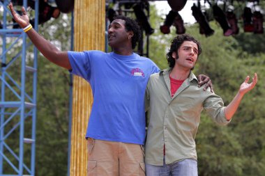 Norm Lewis, Oscar Isaac Iki baylar için sahnede Verona prova fotoğraf çağrı, Delacorte Tiyatrosu Central Park, New York, NY, Ağustos 18, 2005. Fotoğraf: Gregorio Binuya/Everett Collection