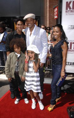 Jaden Smith Trey Smith, Will Smith Willow Smith, Jada Pinkett Smith (Christian Louboutin ayakkabı giyen ve Christian Louboutin çanta taşıyan) Kit Kittredge Premiere için gelenler: An American Girl, Grove, Los Angeles, Ca, Haziran 14, 2008. Fo