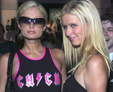 Paris Hilton, Nikki Hilton 2006 için gelenler Olympus Ilkbahar/Yaz moda haftası, Bryant Park, New York, NY, Eylül 12, 2005. Fotoğraf: Gregorio Binuya/Everett Collection