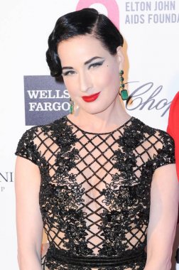Dita Von Teese için gelenler 2015 Elton John Aids Vakfı Görüntüleme Partisi, West Hollywood Park, Los Angeles, Ca Şubat 22, 2015. Fotoğraf: Sara Cozolino /Everett Collection