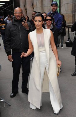 Kim Kardashian (Narciso Rodriguez takım elbise giyiyor) Variety's Power Of Women Ödülleri için gelenler, Cipriani, New York, Ny Nisan 24, 2015. Fotoğraf: Kristin Callahan / Everett Koleksiyonu
