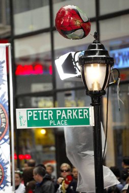 Peter Parker Place sokak işareti ve lamba sonrası Nbc Today Show, Rockefeller Center, New York, Ny, Nisan 30, 2007 tarihinde Nyc Kicks Off Spider-Man Hafta için talk show görünüm. Fotoğraf: Ray Tamarra / Everett Koleksiyonu