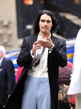 Russell marka film filme sırasında ' ' Arthur ' ' New York Salı günü. dışarı ve hakkında Celebrity candids için-Salı, New York, NY 3 Ağustos 2010. Fotoğraf: William D. Bird/Everett Collection