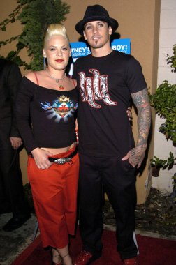 Pembe, Carey Hart dokunma haftalık pets ve onların yıldız Unleashed Party, Cabana Club, Los Angeles, CA, 21 Eylül 2005 için gelenler de. Fotoğraf: David Longendyke/Everett Collection