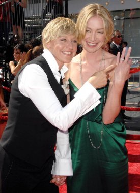 Ellen DeGeneres, Portia de Rossi 35 yıllık gündüz Emmy Ödülleri, Kodak Tiyatrosu, Hollywood, CA, 20 Haziran 2008 için gelenler. Fotoğraf: David Longendyke/Everett Collection