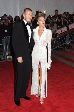 David Beckham, Victoria Beckham (her ikisi de Armani giyen) süper kahramanlar için gelenler: moda ve fantezi Gala, Metropolitan Müzesi Sanat Kostüm Enstitüsü, New York, NY, Mayıs 05, 2008. Fotoğraf: Rob Rich/Everett Collection