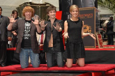 Rupert Grint, Daniel Radcliffe, Emma Watson Harry Potter ayak-baskı ve Wand-baskı töreni için indüksiyon töreni, Grauman ' 's Çin Tiyatrosu, Los Angeles, CA, Temmuz 09, 2007. Fotoğraf: Dee Cercone/Everett Collection