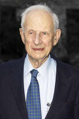 Robert Morgenthau 6 Yıllık Tribeca Film Festivali için Vanity Fair Party için gelenler, New York State Supreme Courthouse, New York, Ny, Nisan 24, 2007. Fotoğraf: Ray Tamarra / Everett Koleksiyonu