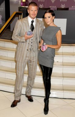 David Beckham (Bir Tom Ford takım elbise giyiyor), Victoria Beckham (Antonio Berardi giyiyor) Beckham İmza Koku Exclusive Lansmanı için mağaza görünümünde, Macy's Herald Square, New York, Ny, Eylül 26, 2008. Fotoğraf: Rob Rich / Everett Collect