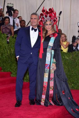 Andy Cohen, Sarah Jessica Parker için gelenler ' ' Çin: görünümlü cam ' ' açılış gece met Gala-Part 1, Metropolitan Müzesi Sanat Kostüm Enstitüsü, New York, NY Mayıs 4, 2015. Fotoğraf: Gregorio T. Binuya/Everett Collection