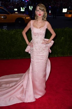Taylor Swift (Oscar de la Renta elbisesi giyiyor) 'Charles James için gelenler: Beyond Fashion' Açılış Gecesi Metropolitan Sanat Yıllık Gala - Bölüm 4, Anna Wintour Kostüm Merkezi, New York, Ny Mayıs 5, 2014. Fotoğraf: Gregorio T. Binuya