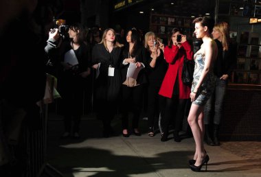 Kristen Stewart (Bir Emilio Pucci elbise ve Sergio Rossi ayakkabı giyiyor) Runaways Premiere için gelenler, Landmark Sunshine Cinema, New York, Ny Mart 17, 2010. Fotoğraf: Gregorio T. Binuya / Everett Koleksiyonu
