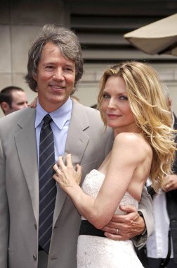 David E. Kelley, Michelle Pfeiffer üzerinde Star için indüksiyon töreni Hollywood Walk of Fame için Michelle Pfeiffer, Hollywood Boulevard, Los Angeles, CA, Ağustos 06, 2007. Fotoğraf: Michael Germana/Everett Collection