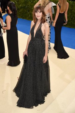 Alexa Chung (Diane von Furstenberg giyiyor) Rei Kawakubo & Comme des Garcons Kostüm Enstitüsü Gala için gelenler - Gelenler 2, Metropolitan Sanat Müzesi, New York, Ny Mayıs 1, 2017. Fotoğraf: Steven Ferdman / Everett Koleksiyonu